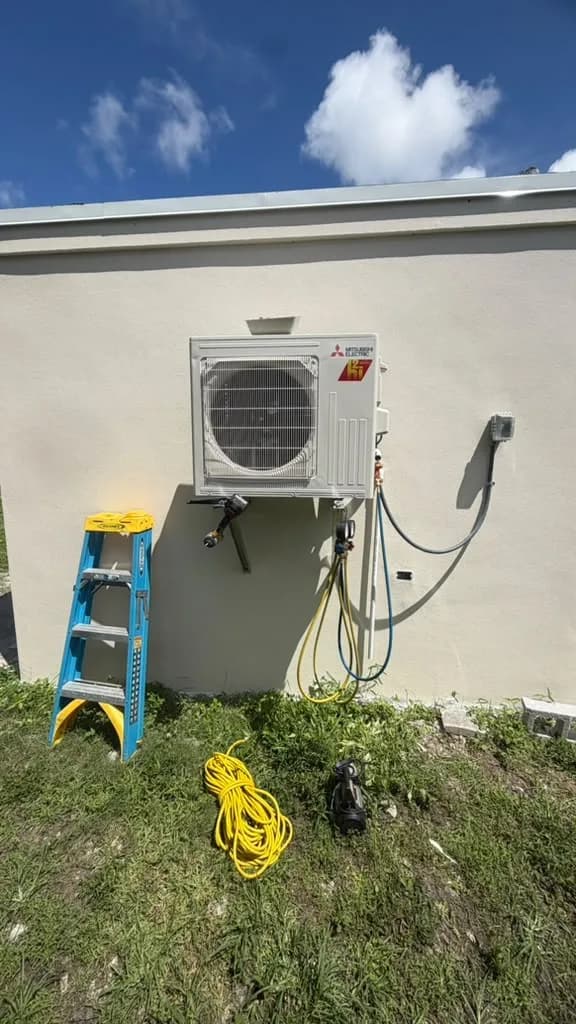 Unidad exterior de aire acondicionado instalada en una vivienda