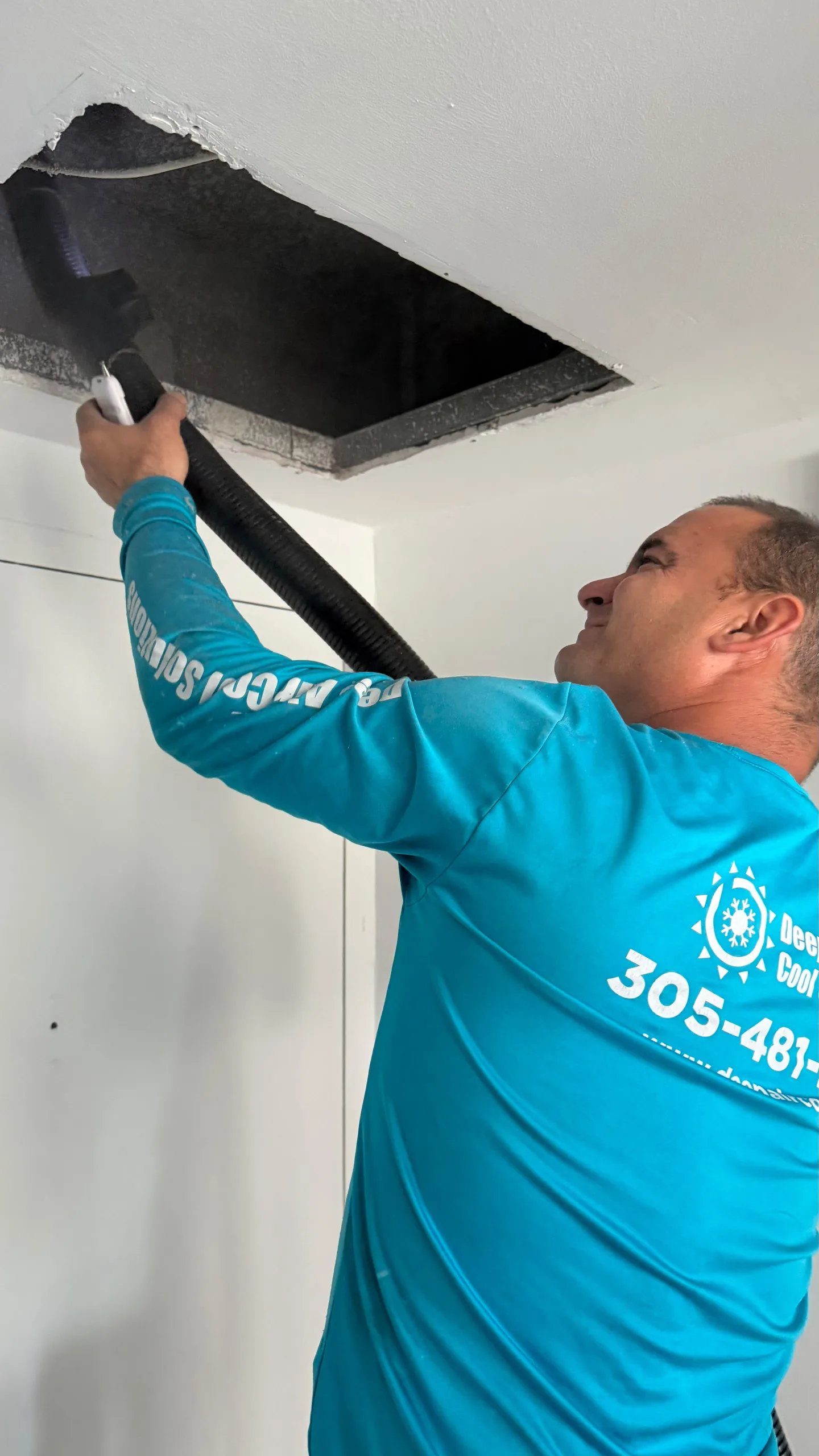Técnico de Deep Air Cool Solutions trabajando en una instalación