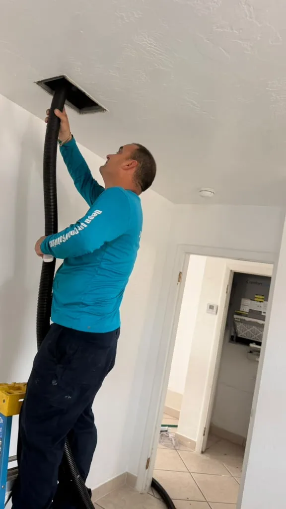 Técnico trabajando junto a un ducto interior